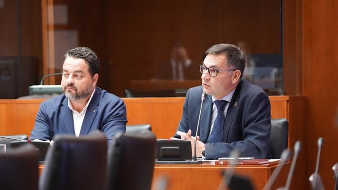 Los diputados de VOX, David Arranz y Fermín Civiac, en la Comisión de Educación, Ciencia y Universidades.