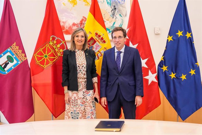 La alcaldesa de Pamplona, Cristina Ibarrola, y su homólogo en Madrid, José Luis Martínez-Almeida