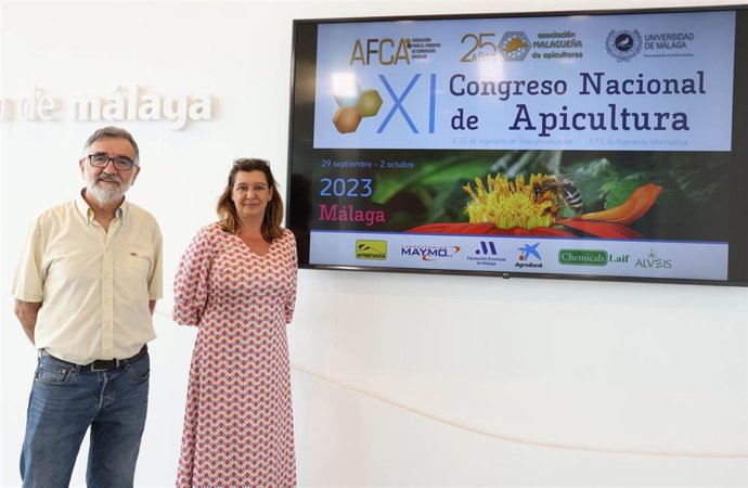 La diputada de Desarrollo Económico Sostenible, Empleo y Formación, Esperanza González, junto a Fernando de Miguel Rey, presidente de la Asociación Malagueña de Apicultores y del comité organizador de este congreso
