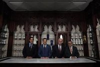 Moreno anuncia la activación de un plan específico para impulsar la industria farmacéutica en Andalucía