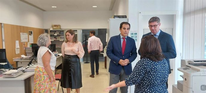 Nieto (centro), durante su visita a los juzgados de Puente Genil.