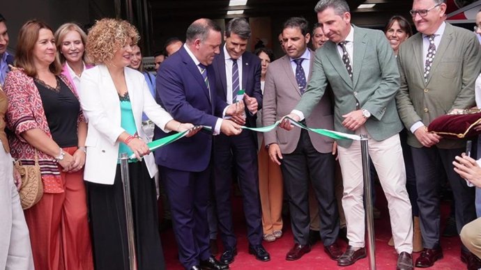 El delegado del Gobierno de España en Andalucía en Andalucía, Pedro Fernández, inuagura la Feria Cinegética de San Silvestre de Guzmán (Huelva)