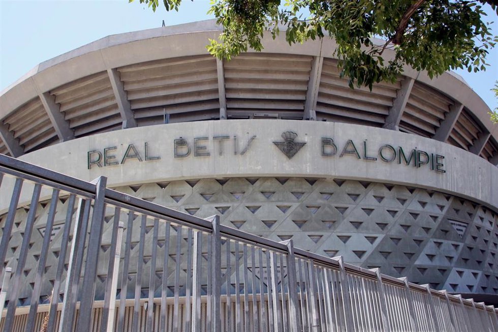 Archivo - Exterior del estadio Benito Villamarín.