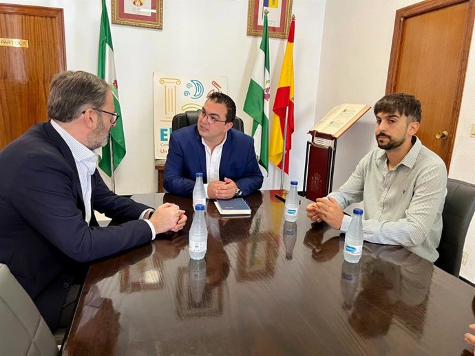 Molina (izda.), durante su visita institucional a El Guijo.