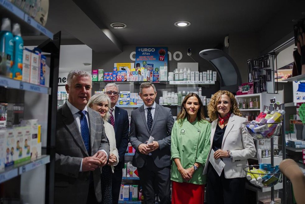 El ministro de Sanidad en funciones, José Miñones, en una farmacia en Mondéjar
