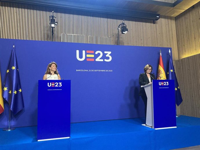 La comisaria europea de Transporte y Turismo, Adina Valean, y la ministra de Transportes, Movilidad y Agenda Urbana, Raquel Sánchez.