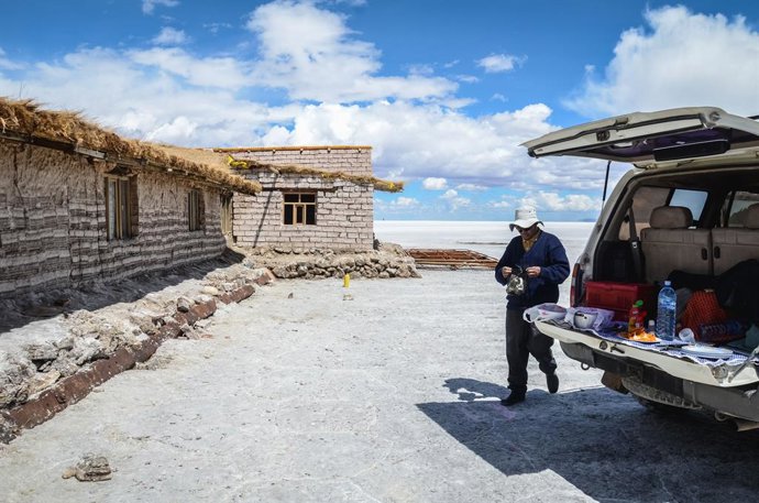 Archivo - Imagen de archivo de una persona en un pueblo de Bolivia.