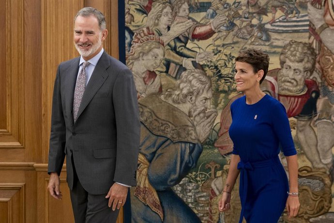 El Rey Felipe VI junto a la presidenta de Navarra, María Chivite, en el Palacio de la Zarzuela.