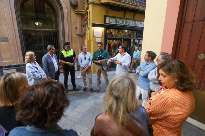 Reunión entre responsables municipales y vecinos de la calle Francos