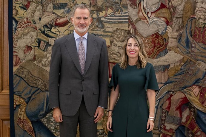 El Rey Felipe VI posa junto a la presidenta de la Junta de Extremadura, María Guardiola, en el Palacio de la Zarzuela, a 22 de septiembre de 2023, en Madrid (España). Don Felipe recibe hoy a María Guardiola tras su reciente nombramiento como presidenta 