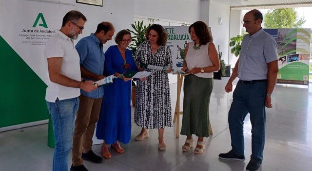 La delegada territorial de Fomento, Articulación del Territorio y Vivienda, Carmen Sánchez, visita el stand informativo instalado en la Escuela Superior de Ingeniería (ESI) en Puerto Real