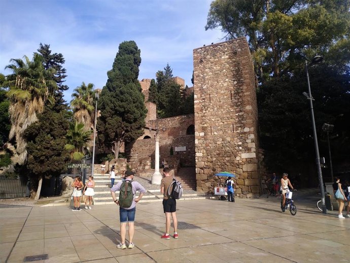 Archivo - Turistas en el centro de Málaga capital.