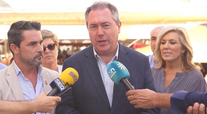 Espadas atiende a los medios en Zuheros.