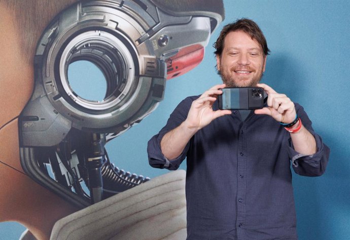 El director Gareth Edwards realiza una fotografía durante la presentación de su nueva película The Creator, en el Hotel The Madrid EDITION, a 22 de septiembre de 2023, en Madrid (España). The Creator es un thriller de acción y ciencia ficción ambien