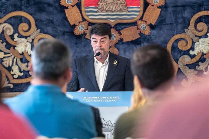 El alcalde de Alicante, Luis Barcala, este lunes en el Salón Azul del Ayuntamiento de Alicante.