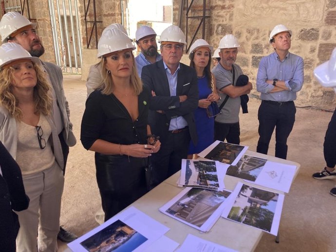 La consellera de Innovación, Industria, Comercio y Turismo, Nuria Montes, en su visita a las obras del Centre de Turisme de Alcoi (CdTi)