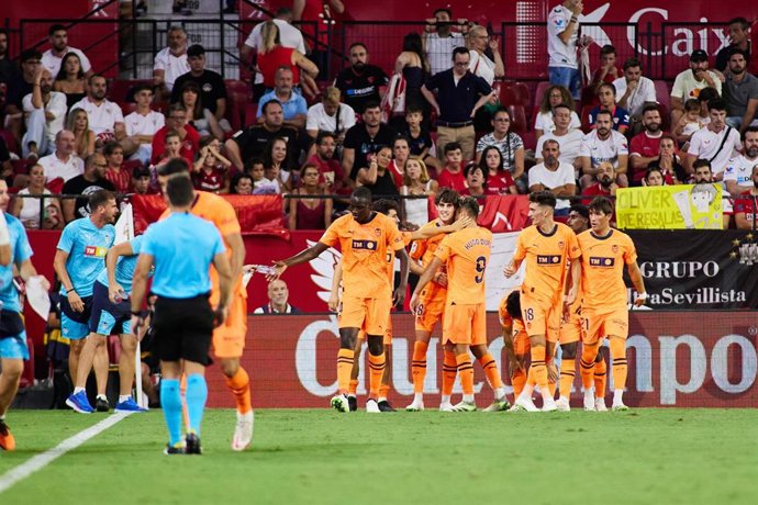 Archivo - Los jugadores del Valencia celebran un gol ante el Sevilla en LaLiga EA Sports 2023-2024.
