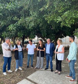 La secretaria general del PSOE de Torrox y portavoz socialista municipal, Mari Nieves Ramírez, junto el diputado provincial José Juan Jiménez y por el portavoz socialista en la Mancomunidad de la Axarquía, Antonio Yuste