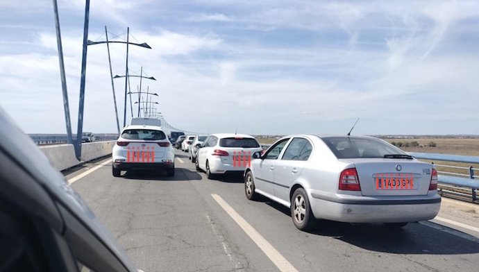 Atasco en el puente sobre el Odiel.