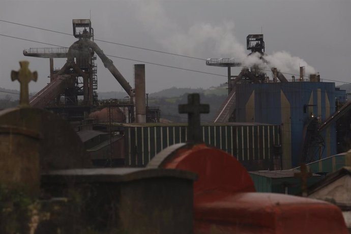 Archivo - Vista de la fábrica de acero de ArcelorMittal en Gijón. (Archivo)