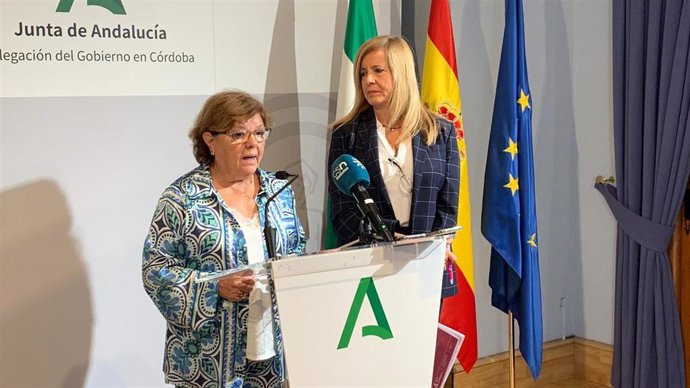 La delegada de Inclusión Social, Juventud, Familias e Igualdad de la Junta, Dolores Sánchez (izda.), junto a la asesora de programa del IAM en Córdoba, Rosario Alarcón.