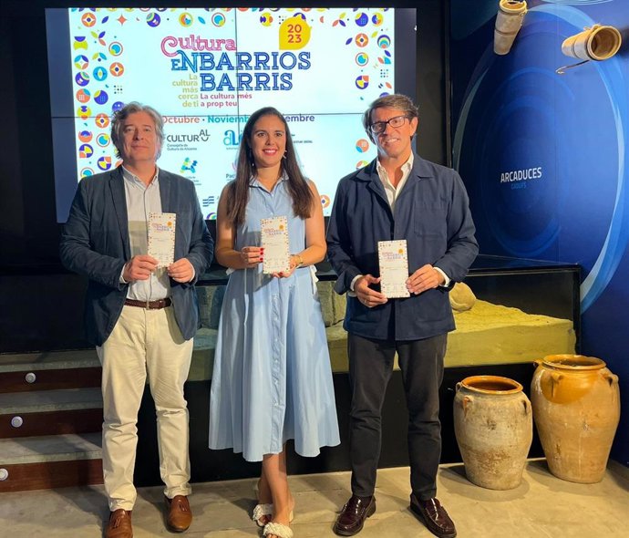 El diputado de Cultura en la Diputación de Alicante, Juan de Dios Navarro; la concejala de Cultura y Juventud del Ayuntamiento de Alicante, Nayma Beldjilali; y el director de Comunicación y Relaciones Institucionales de Aguas de Alicante, Martín Sanz