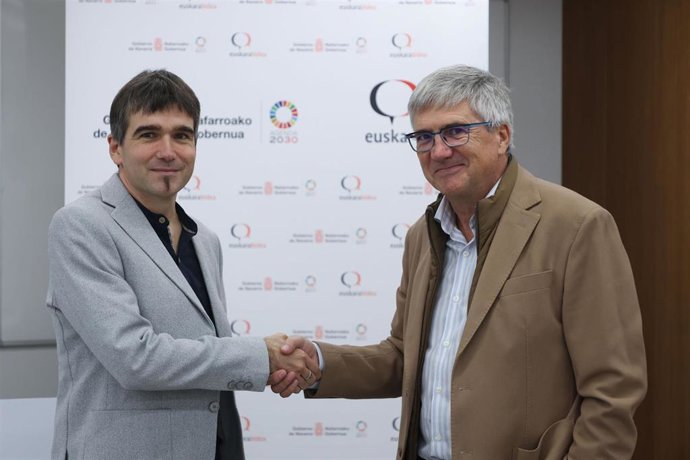 El director gerente de Euskarabidea, Javier Arakama, y el director general de Educación, Gil Sevillano