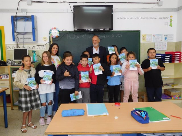 Aiqbe entrega la agenda escolar de la industria a 600 alumnos de Huelva.