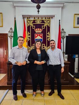 La alcaldesa de Conil con los alcaldes de Vejer y Barbate.