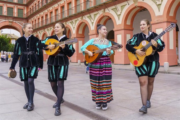 La Tuna Novata Femenina en la Plaza de la Corredera.