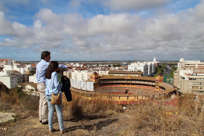 Representantes del Grupo Municipal Vox en el Ayuntamiento de Huelva en el Conquero.