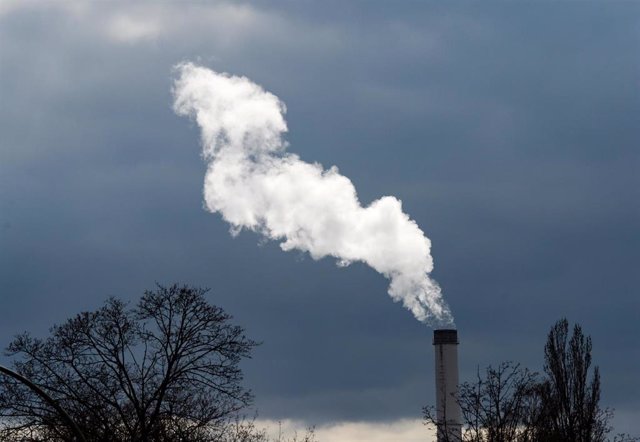 Archivo - FILED - 31 March 2020, Berlin: Smoke rises into the sky from a chimney of the Klingenberg.