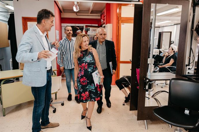 La presidenta del Cabildo de Tenerife, Rosa Dávila, en una visita al CIPF Las Indias para presentar los programas de apoyo curricular