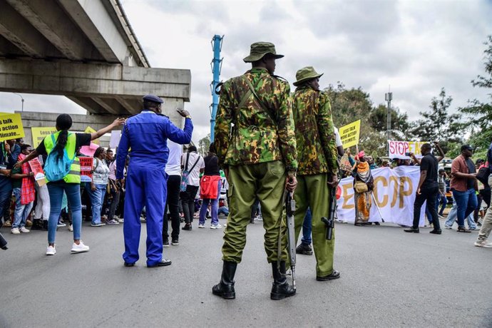 Agentes de las fuerzas de seguridad de Kenia, en una protesta en Nairobi, la capital.