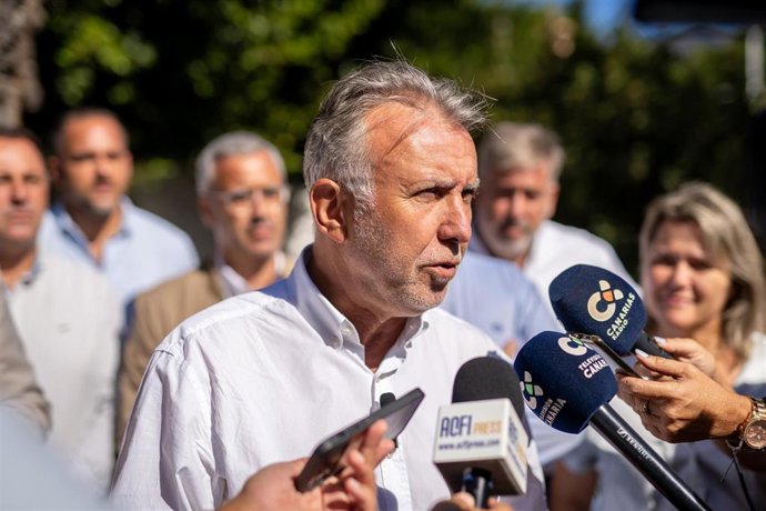 El secretario general del PSOE de Canarias, Ángel Víctor Torres, atiende a los medios de comunicación tras reunirse con afectados por la erupción en La Palma