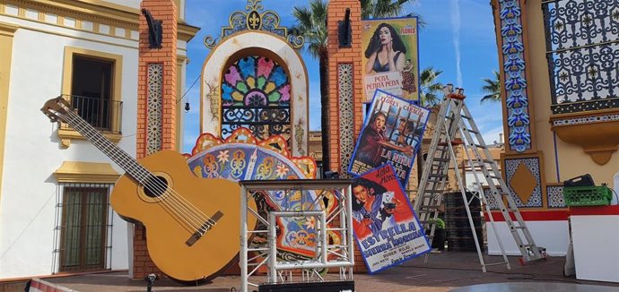 Carteles de películas de Lola Flores en el escenario de esta edición de la Fiesta de la Vendimia de La Palma del Condado (Huelva).