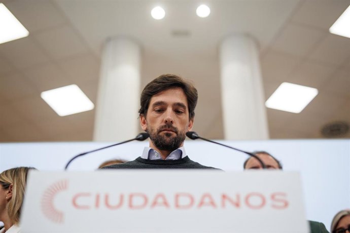Archivo - El secretario general de Ciudadanos, Adrián Vázquez, interviene durante una rueda de prensa.