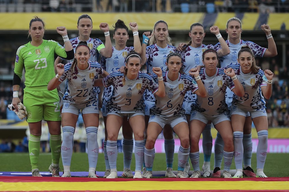 Las jugadoras de la selección posan apoyando a Jenni Hermoso antes del Suecia-España de la Liga de Naciones