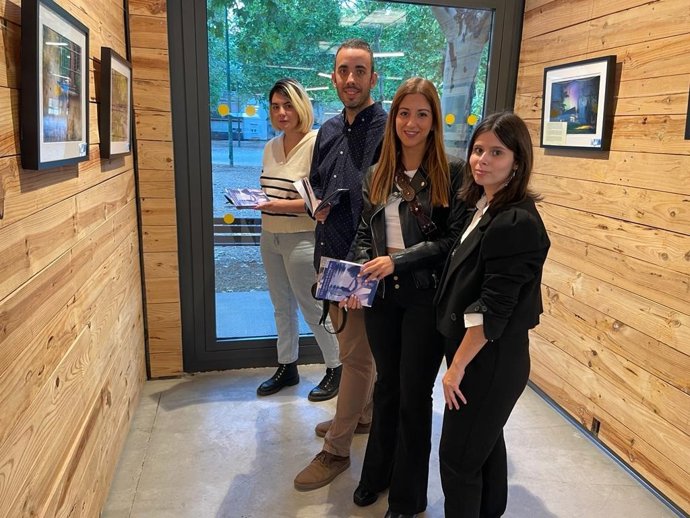 La concejala delegada especial de Juventud, Carolina del Bosque, durante la inauguración de la XII Exposición de Fotografía de la Asociación Reunart