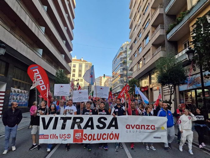 Decenas de trabajadores de Vitrasa protestan en Vigo por un convenio "digno" y piden implicación del Ayuntamiento.