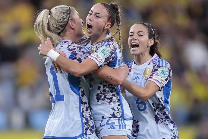 Athenea del Castillo celebra su gol con Alexia Putellas y Aitana Bonmatí en el Suecia-España de la Liga de Naciones 23-24