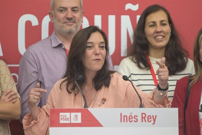 Archivo - La alcaldesa del PSdG de A Coruña y candidata a su reelección, Inés Rey, interviene durante el seguimiento de la jornada electoral en la sede del PSOE de A Coruña a 28 de mayo de 2023, en A Coruña, Galicia (España). Hoy, 28M, se celebran elecc