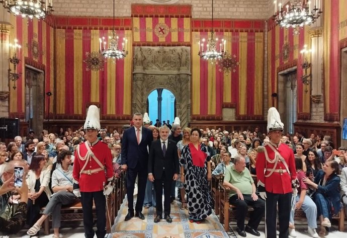 L'alcalde de Barcelona, Jaume Collboni, al costat de l'alcalde de Kíev, Vitali Klichkó, i a la pregonera de la Merc, Najat El Hachmi