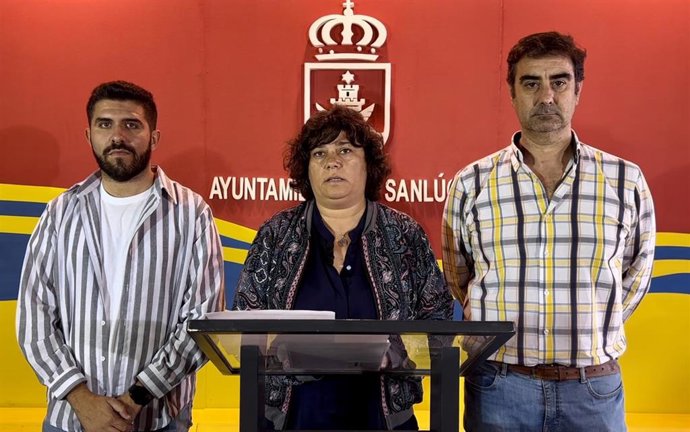 La alcaldesa de Sanlúcar, Carmen Álvarez, junto a dos ediles del equipo de gobierno.