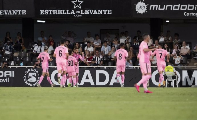 Los jugadores de la SD Eibar celebran uno de sus goles ante el Cartagena en LaLiga Hypermotion 2023-2024