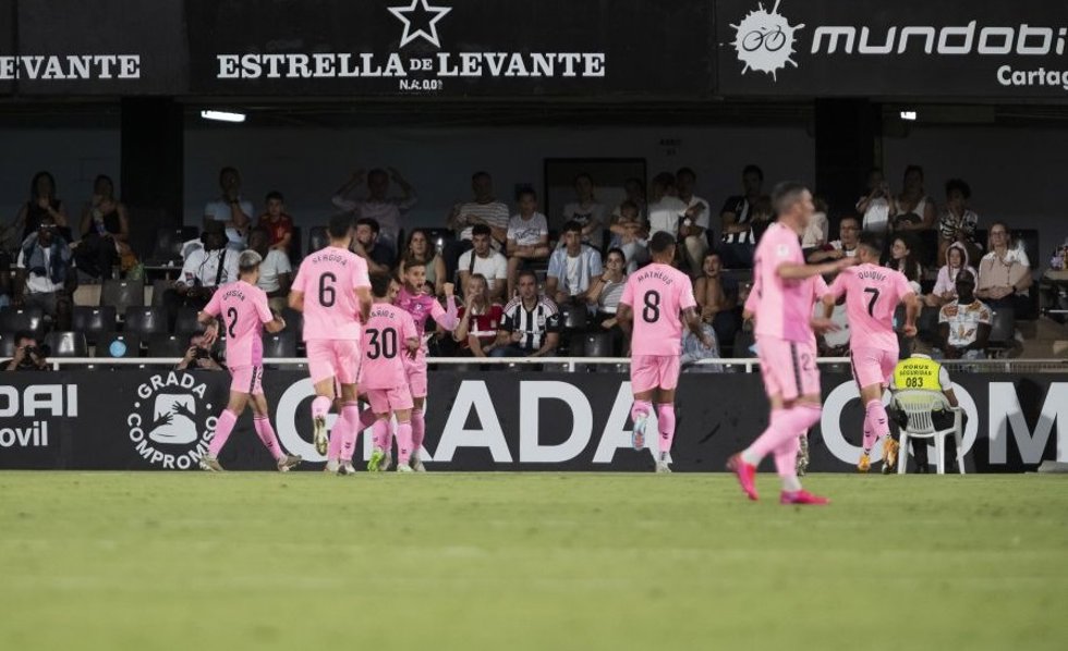 Los jugadores de la SD Eibar celebran uno de sus goles ante el Cartagena en LaLiga Hypermotion 2023-2024