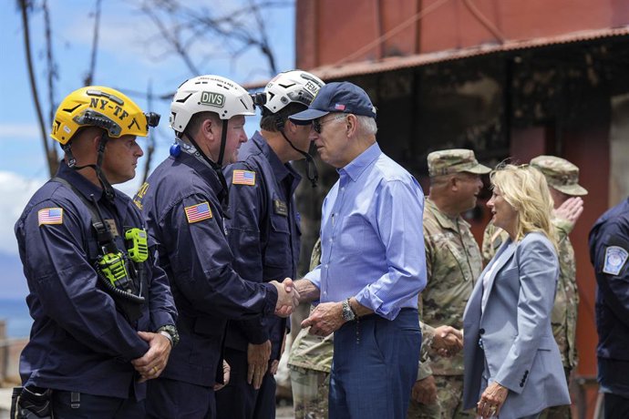 Archivo - August 21, 2023, Lahaina, HI, United States: U.S President Joe Biden, right, and First Lady Jill Biden thank first responders after touring the devastation in the aftermath of wildfires that swept across Western Maui, August 21, 2023 in Lahain