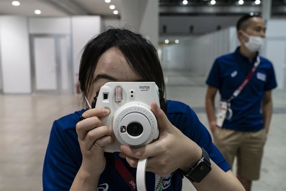 Archivo - Una cámara Instax de la empresa japonesa Fujifilm