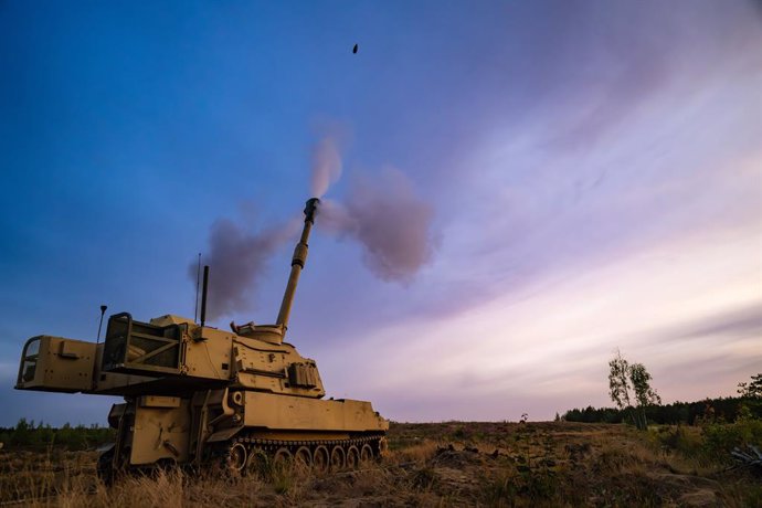 Archivo - July 13, 2023 - Lithuania - An artillery round is fired from a M109A6 Paladin, assigned to 3rd Battalion, 16th Field Artillery Regiment, supporting 4th Infantry Division, during NATO training exercise Barbara's Determination near Pabrade, Lith