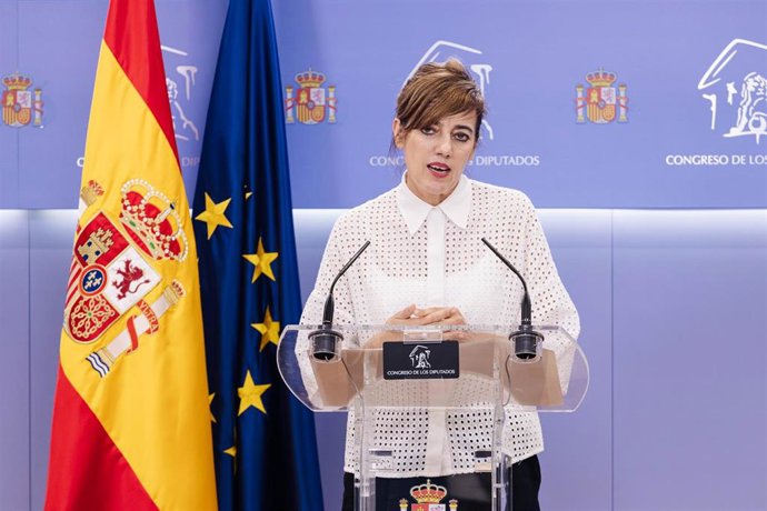 La portavoz parlamentaria de Sumar, Marta Lois, durante una rueda de prensa posterior a la reunión de la Junta de Portavoces, en el Congreso de los Diputados, a 14 de septiembre de 2023, en Madrid (España).